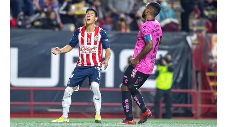 Uriel Antuna lamenta una falla ante el colombiano Brayan Angulo.