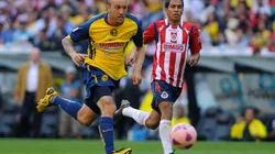 Matías Vuoso en un clásico contra Alberto Medina.