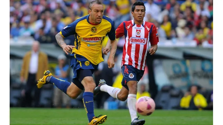 Matías Vuoso en un clásico contra Alberto Medina.