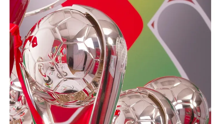 El trofeo de la Liga MX y espera dueño.