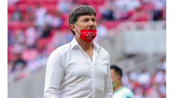 Carlos Salcedo sería tentado por Chivas.