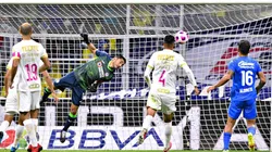 Jesús Corona fue claramente superado por el riflazo de André-Pierre Gignac.