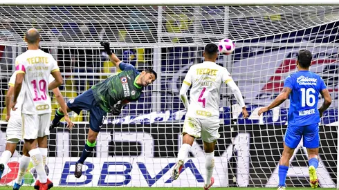 Jesús Corona fue claramente superado por el riflazo de André-Pierre Gignac.