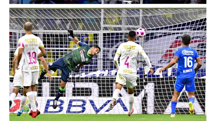 Jesús Corona fue claramente superado por el riflazo de André-Pierre Gignac.