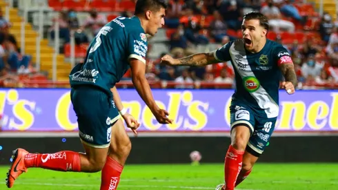 Guillermo Martínez festejan el gol largamente esperado por el Puebla.