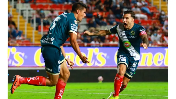 Guillermo Martínez festejan el gol largamente esperado por el Puebla.