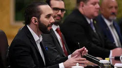 Bukele también le presta mucha atención al futbol de su país.