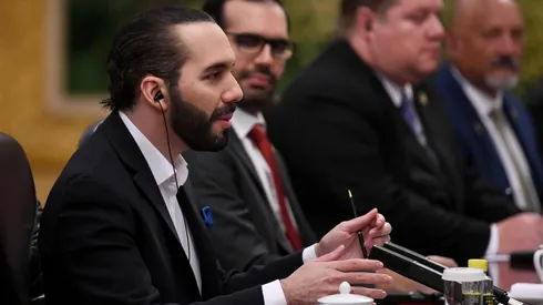 Bukele también le presta mucha atención al futbol de su país.