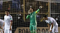 Lanzaron bolsas de agua conta el arquero del América