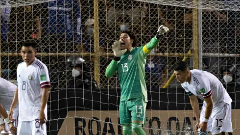 Lanzaron bolsas de agua conta el arquero del América