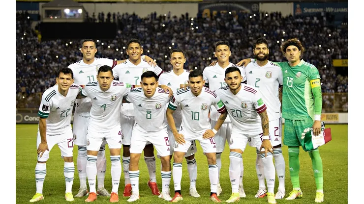 El once inicial de México contra El Salvador en el estadio Cuscatlán.