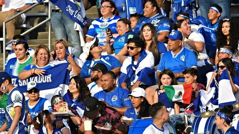 La afición de El Salvador tiene a México como su principal rival.