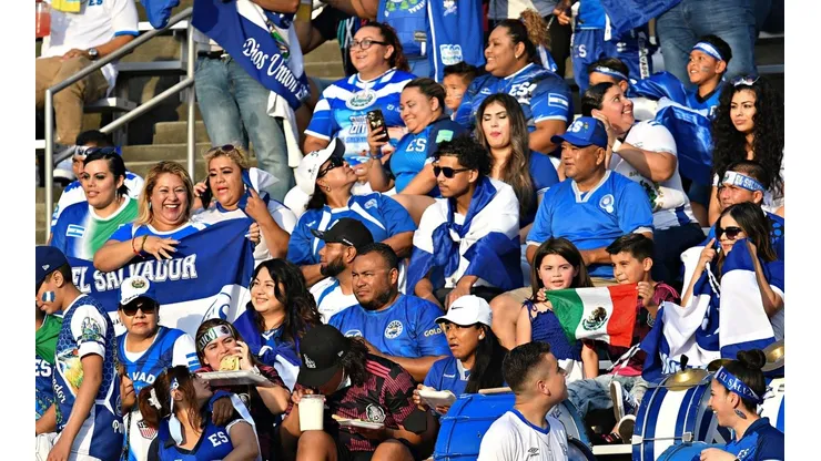 La afición de El Salvador tiene a México como su principal rival.