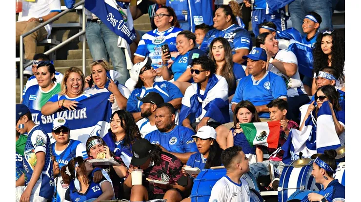 La afición de El Salvador no quiere mucho a México.