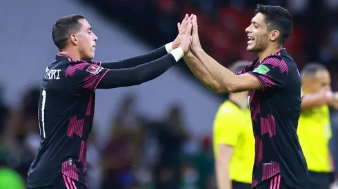 Funes Mori y Raúl Jiménez se alientan en la Selección Mexicana.