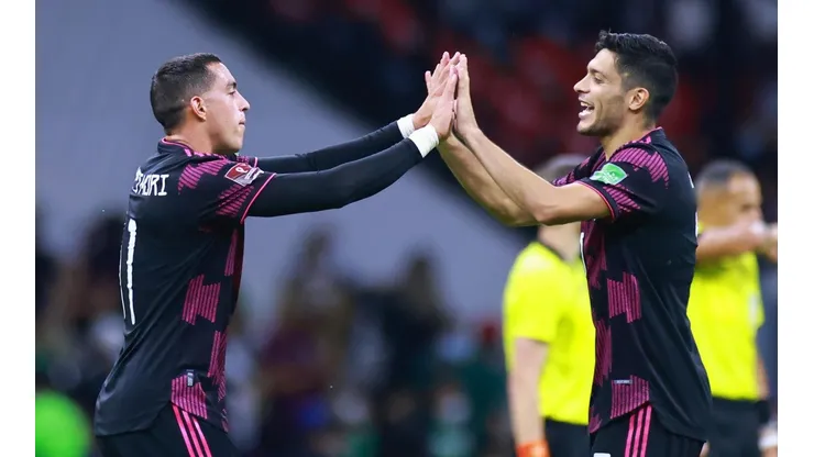 Funes Mori y Raúl Jiménez se alientan en la Selección Mexicana.