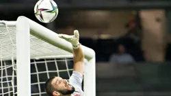 El portero canadiense Maxime Crepeau vigilante.