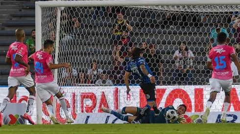 Hugo González en la jugada del segundo penalti tirado por Bryan Olivera.