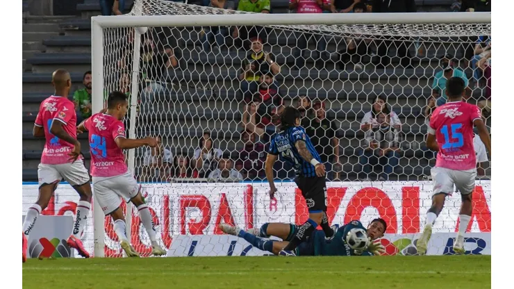 Hugo González en la jugada del segundo penalti tirado por Bryan Olivera.