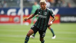 Julián Araujo peleará contra jugadores consolidados por un lugar en el Tricolor