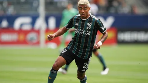 Julián Araujo peleará contra jugadores consolidados por un lugar en el Tricolor