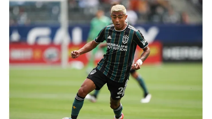 Julián Araujo peleará contra jugadores consolidados por un lugar en el Tricolor