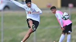 Raúl Jiménez en entrenamiento de la selección mexicana.