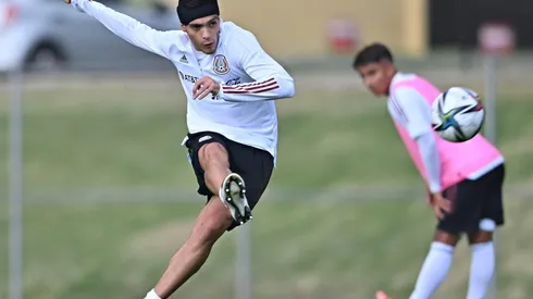 Raúl Jiménez en entrenamiento de la selección mexicana.
