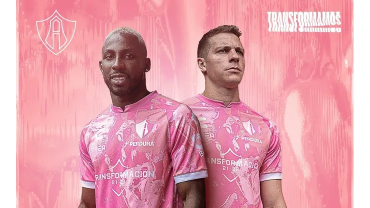 Furch y Quiñones presentan la nueva playera de Atlas.