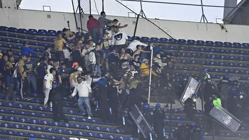 Fanáticos de Pumas y América se enfrentaron en las gradas.