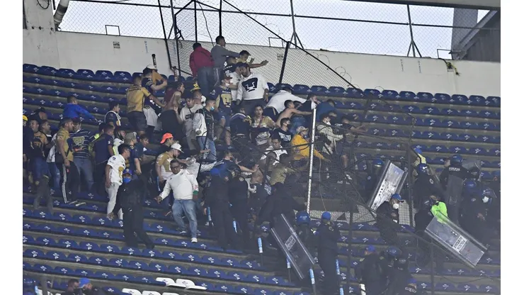 Fanáticos de Pumas y América se enfrentaron en las gradas.