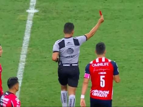 Polémica expulsión de Hiram Mier y Chivas se queda con 10