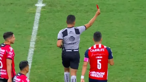 La expulsión de Fernando Guerrero a Hiram Mier.