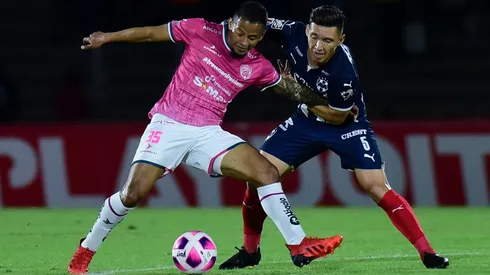 Jefferson Intriago en duelo personal con Matías Kranevitter.