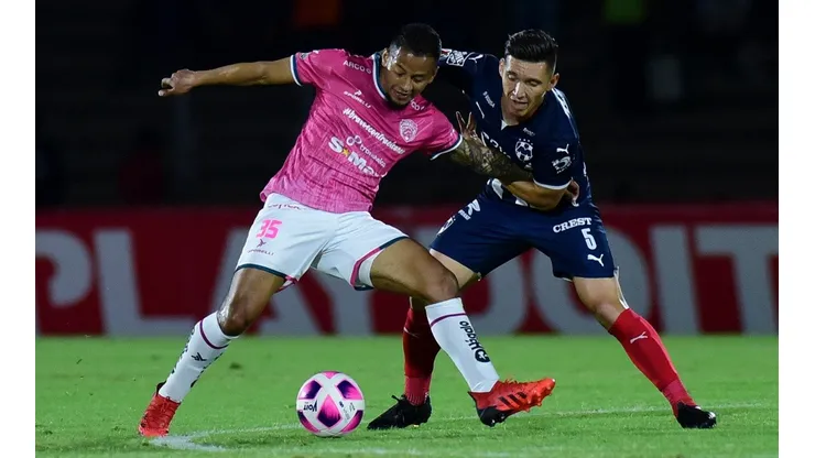 Jefferson Intriago en duelo personal con Matías Kranevitter.