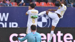 Cariñoso festejo de Quiñones con Vigón mientras Barovero lamenta su error en el segundo gol.