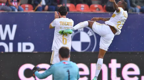 Cariñoso festejo de Quiñones con Vigón mientras Barovero lamenta su error en el segundo gol.