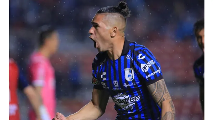 Querétaro rompe el cero ante Chivas.