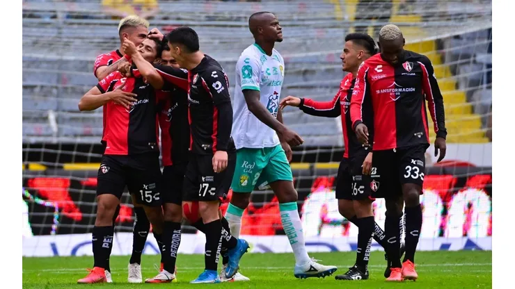 Los Zorros festejan el 2-0 anotado por Diego Barbosa.