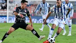 Matías Catalán del Pachuca en la conducción de la pelota.