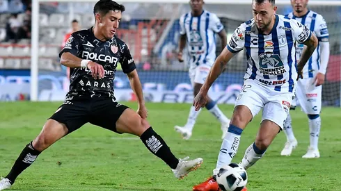 Matías Catalán del Pachuca en la conducción de la pelota.