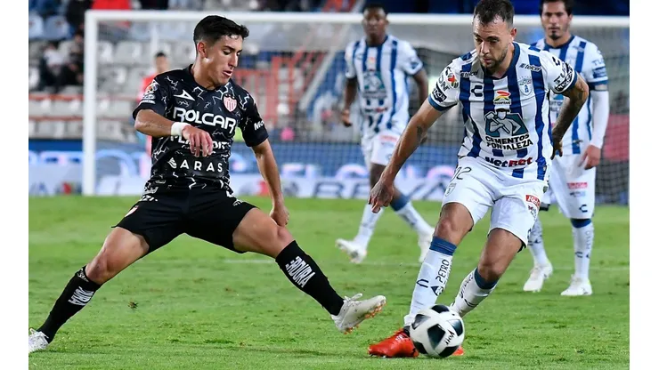 Matías Catalán del Pachuca en la conducción de la pelota.