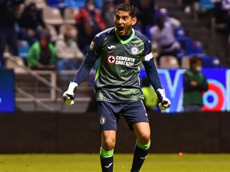 Jesús Corona regresó y realizó dos estupendas atajadas para salvar a Cruz Azul