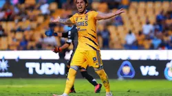 Carlos Salcedo abandono muy molesto el clásico regio al minuto 58.