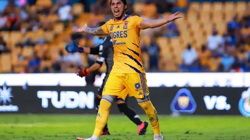 Carlos Salcedo abandono muy molesto el clásico regio al minuto 58.