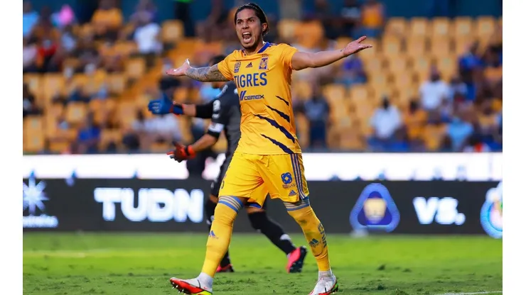 Carlos Salcedo abandono muy molesto el clásico regio al minuto 58.