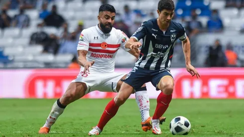 Stefan Medina ante Alexis Canelo a quien se le negó el gol con uno anulado y un tiro al poste.