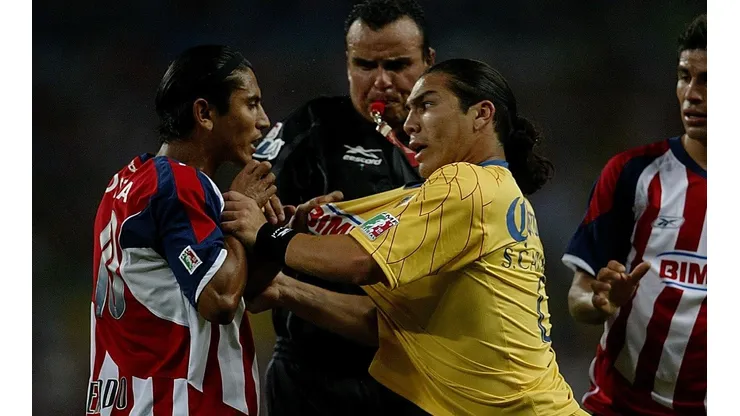 Salvador Cabañas en conato de bronca con Alberto Medina.