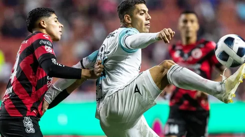 Brian Rubio del Mazatlán protege la pelota ante Víctor Guzmán del Tijuana.