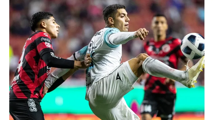 Brian Rubio del Mazatlán protege la pelota ante Víctor Guzmán del Tijuana.